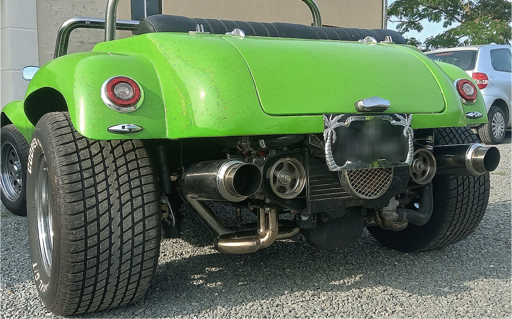 Création sur mesure d'une ligne d'échappement pour un buggy pas comme les autres. Ce véhicule est vraiment unique, car contrairement à la plupart des buggys équipés de moteurs VW, celui-ci cache un moteur SUBARU sous le capot, un détail que les connaisseurs apprécieront. Le propriétaire est venu avec deux silencieux de moto qui ajoutent une touche agressive à l'ensemble. Inutile de dire que le son est absolument saisissant.