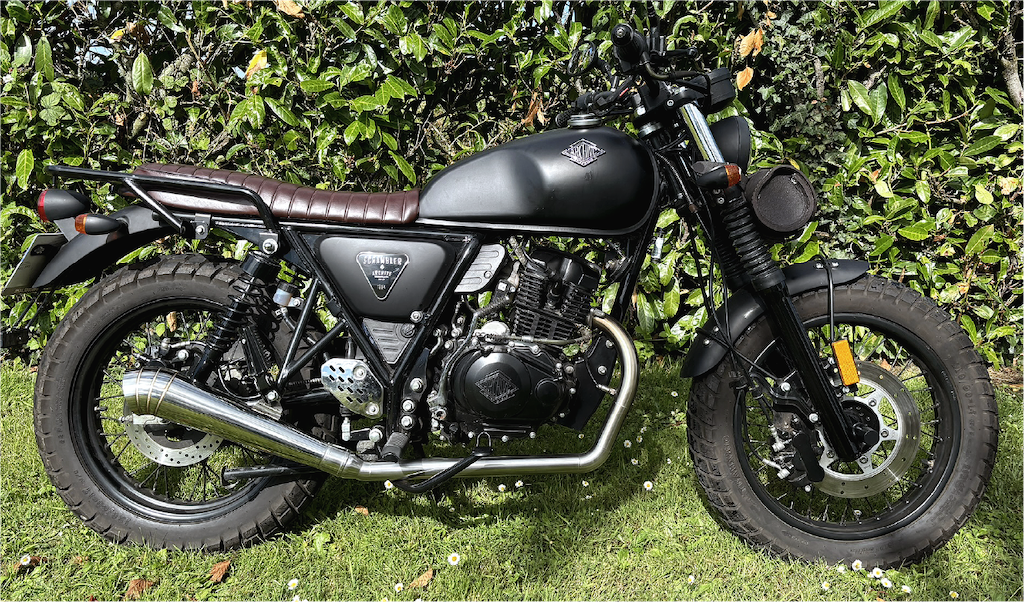 ne petite modification sur une magnifique 125 Scrambler de chez Archive Motorcycle. Le client est venu avec son pot d'échappement, souhaitant lui donner un style plus percutant en optant pour une ligne en inox sur mesure. Il trouvait que sa moto manquait de caractère, et c'était l'occasion parfaite pour lui donner la touche qui lui manquait.